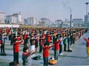Praktykujący Falun Gong w dzielnicy Huancui, w mieście Weihai wykonują ćwiczenia na placu przed ratuszem miejskim w połowie lat 90. (Dzięki uprzejmości Minghui.net)