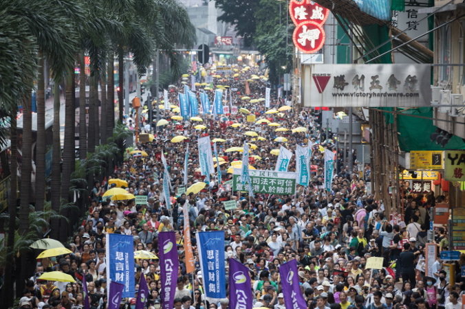 Ponad 130 000 osób przemaszerowało w niedzielę ulicami Hongkongu, protestując przeciwko planowanym zmianom w prawie o ekstradycji. Proponowane zmiany ułatwiłyby odsyłanie podejrzanych do Chin kontynentalnych, gdzie mogłyby im grozić ogólnikowe oskarżenia o stwarzanie zagrożenia dla bezpieczeństwa narodowego i nieuczciwe procesy (KYLE LAM/PAP/EPA)