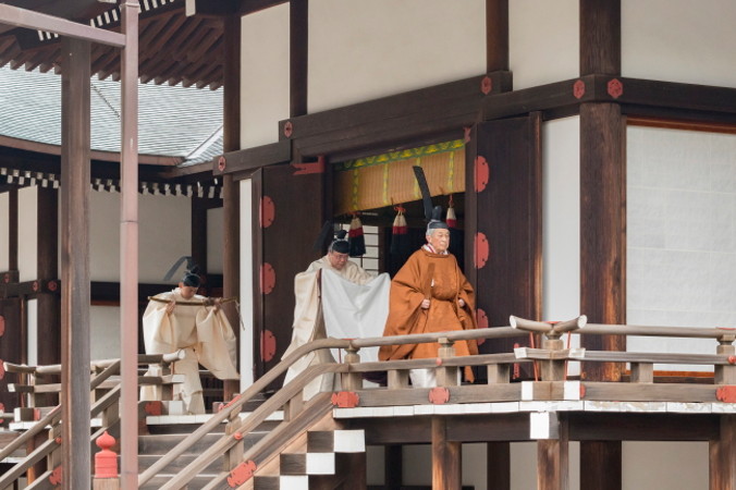 Zdjęcie z materiałów informacyjnych zrobione i dostarczone przez Agencję Dworu Cesarskiego ukazuje japońskiego cesarza Akihito (po prawej) po przybyciu na „Taiirei-Tojitsu-Kashikodokoro-Omae-no-gi”, obrzęd złożenia oświadczenia w Cesarskim Sanktuarium (Kashikodokoro) w dniu ceremonii abdykacji, Pałac Cesarski w Tokio, Japonia, 30.04.2019 r. (IMPERIAL HOUSEHOLD AGENCY HANDOUT/PAP/EPA)