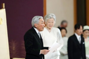 Cesarz Japonii Akihito (po lewej) z Cesarzową Michiko wygłasza przemówienie podczas „Taiirei-Seiden-no-gi”, ceremonii abdykacji, Pałac Cesarski w Tokio, Japonia, 30.04.2019 r. (ASAHI SHIMBUN POOL VIA JIJI PRESS/PAP/EPA)