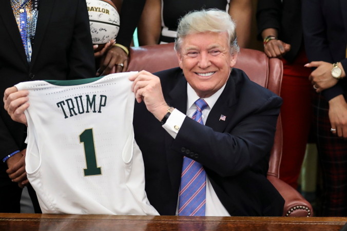 Prezydent Donald J. Trump trzyma koszulkę do koszykówki ze swoim imieniem i nazwiskiem, State Dining Room w Białym Domu, Waszyngton, 29.04.2019 r. (Oliver Contreras/POOL/PAP/EPA)