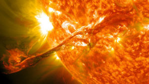 Gwałtowne zjawiska na Słońcu kształtujące „pogodę kosmiczną” mogą zagrażać funkcjonowaniu satelitów i zakłócać komunikację satelitarną. Na ilustracji fragment tarczy słonecznej w dniu 31.08.2012 r. (NASA Goddard Space Flight Center – Flickr: Magnificent CME Erupts on the Sun – August 31, CC BY 2.0 / <a href="https://commons.wikimedia.org/w/index.php?curid=21422679">Wikimedia</a>)