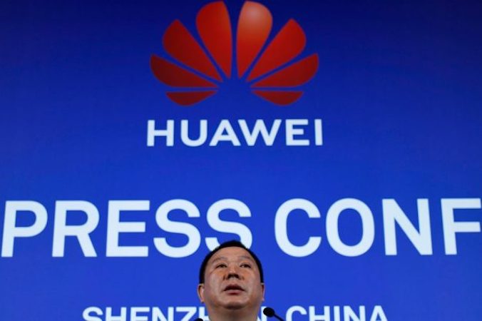 Song Liuping, dyrektor ds. prawnych Huawei, przemawia podczas konferencji prasowej w Shenzhen, prowincja Guangdong, Chiny, 7.03.2019 r. – chiński gigant telekomunikacyjny Huawei ogłosił 7 marca, że pozywa Stany Zjednoczone za zakazanie agencjom rządowym zakupu sprzętu i usług pochodzących z tej firmy telekomunikacyjnej (WANG ZHAO/AFP/Getty Images)