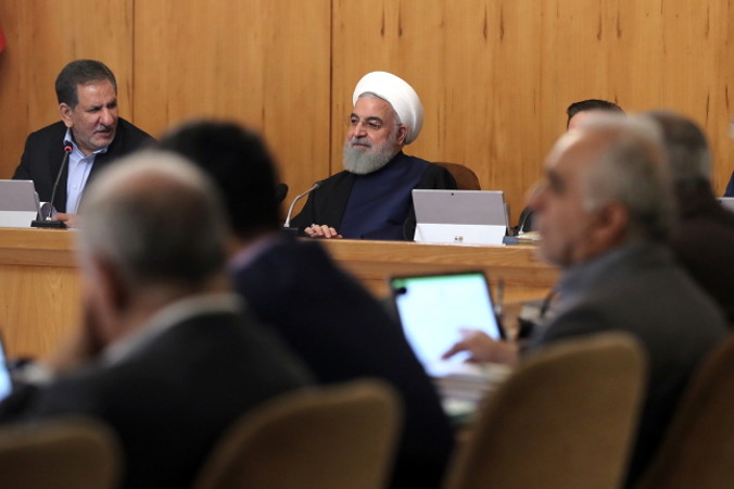 Zdjęcia z materiałów informacyjnych udostępnione przez biuro prezydenta Iranu pokazują przemawiającego prezydenta Iranu Hasana Rowhaniego (pośrodku) podczas posiedzenia gabinetu w Teheranie, Iran, 8.05.2019 r. (IRANIAN PRESIDENCY OFFICE HANDOUT/PAP/EPA)