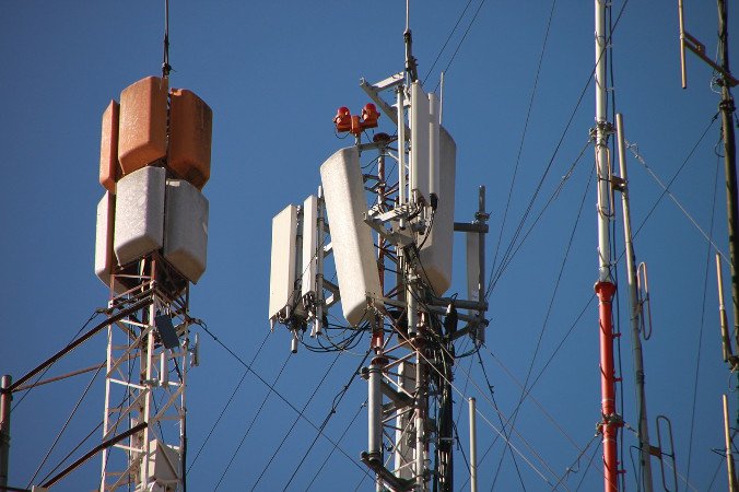 Najwyższa Izba Kontroli sprawdza, jak Polacy są chronieni przed tzw. elektrosmogiem, wyniki kontroli mają być znane po wakacjach. Na zdjęciu ilustracyjnym górne fragmenty masztów telefonii komórkowej (byrev / <a href="https://pixabay.com/pl/photos/antena-anteny-base-budynku-kom%C3%B3rek-88046/">Pixabay</a>)