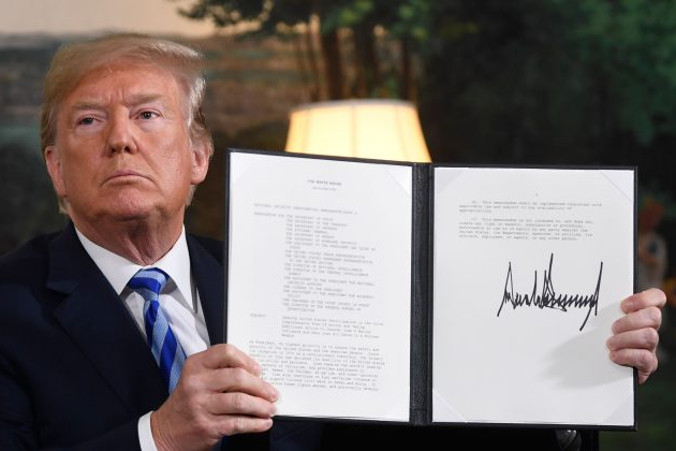 Prezydent Donald Trump podpisuje dokument przywracający sankcje przeciwko Iranowi po ogłoszeniu wycofania się USA z umowy nuklearnej z Iranem, pokój dyplomatyczny w Białym Domu, Waszyngton, 8.05.2018 r. (Saul Loeb/AFP/Getty Images)