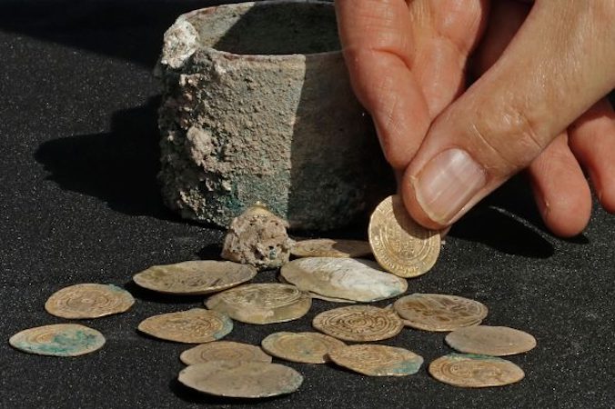 Starożytne złote monety i kolczyki znalezione w grudniu ub.r. na stanowisku archeologicznym w Cezarei, Izrael, 3.12.2018 r. (Jack Guez/AFP/Getty Images)