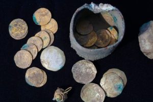 Znalezione ostatnio złote monety są datowane na okres panowania kalifatu Fatymidów (909-1171) i Bizancjum (1071-1078), 3.12.2018 r. (Jack Guez/AFP/Getty Images)