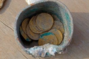 Starożytne złote monety znalezione ostatnio podczas wykopalisk w śródziemnomorskim mieście Cezarei, Izrael, 3.12.2018 r. (Jack Guez/AFP/Getty Images)