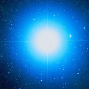 Rigel w gwiazdozbiorze Oriona, siódma pod względem jasności gwiazda na nocnym niebie, jest błękitnym nadolbrzymem. Obraz z Rutherfurd Observatory o północy, przetworzony przez teleskop (Haktarfone at English Wikipedia, CC BY-SA 3.0 / <a href="https://commons.wikimedia.org/w/index.php?curid=38461687">Wikimedia</a>)