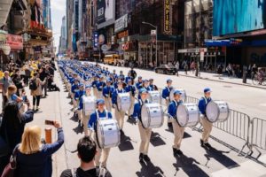 Orkiestra Marszowa Tian Guo składająca się z praktykujących Falun Dafa maszeruje przez Times Square w Nowym Jorku, 16.05.2019 r. (Edward Dye / The Epoch Times)
