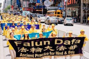 Parada w Nowym Jorku licząca niemal 10 000 osób zwraca uwagę na prześladowania w Chinach