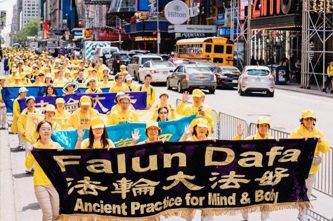 Tysiące praktykujących Falun Gong przeszło ulicami Manhattanu w Nowym Jorku, aby uczcić Światowy Dzień Falun Dafa i wezwać do zakończenia prześladowań praktyki w Chinach, 16.05.2019 r. (Edward Dye / The Epoch Times)