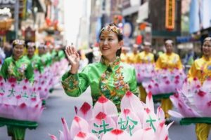 Praktykujące Falun Dafa w kostiumach w kształcie kwiatu lotosu podczas parady z okazji Światowego Dnia Falun Dafa na Manhattanie w Nowym Jorku, 16.05.2019 r. (Edward Dye / The Epoch Times)