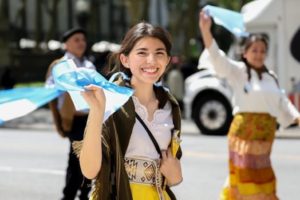 Praktykująca Falun Dafa ubrana w tradycyjny argentyński strój w trakcie parady na Manhattanie, 16.05.2019 r. (Samira Bouaou / The Epoch Times)