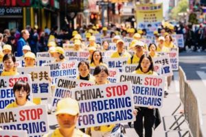 Praktykujący Falun Dafa, maszerując przez Manhattan podczas Światowego Dnia Falun Dafa, podnoszą świadomość społeczeństwa na temat okrucieństwa grabieży organów w Chinach, 16.05.2019 r.<br/>(Edward Dye / The Epoch Times)
