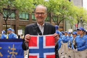 Peder Giertsen z Norwegii trzyma flagę swojego kraju, United Nations Plaza, 16.05.2019 r. (Eva Fu / The Epoch Times)