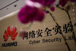 Logo Huawei przy wejściu do Huawei Cyber Security Lab w fabryce Huawei, sfotografowane podczas wycieczki dla mediów, Dongguan City w prowincji Guangdong, Chiny, 6.03.2019 r.<br/>(WANG ZHAO/AFP/Getty Images)