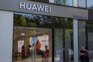 Chiny: Sankcje USA mogą mocno uderzyć w Huawei i wstrząsnąć rynkiem (analiza)