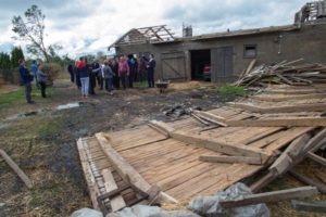 Zniszczenia spowodowane przez trąbę powietrzną, która przeszła przez gminę Wojciechów w woj. lubelskim, 21.05.2019 r. (Wojtek Jargiło / PAP)
