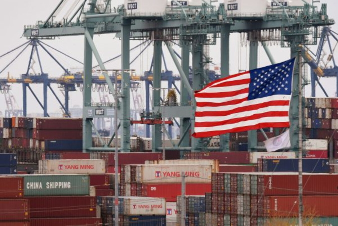 Chińskie kontenery transportowe obok flagi USA w porcie Long Beach, hrabstwo Los Angeles, Kalifornia, 14.05.2019 r. (Mark Ralston/AFP/Getty Images)