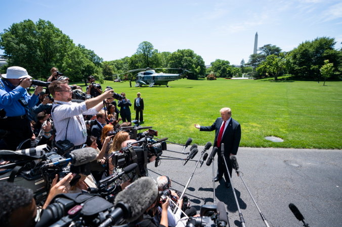Prezydent USA Donald J. Trump przemawia do mediów po opuszczeniu Białego Domu przed odlotem do Japonii, Waszyngton, 24.05.2019 r. (JIM LO SCALZO/PAP/EPA)