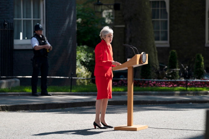 Premier Wielkiej Brytanii Theresa May przed Downing Street 10 w przemówieniu dla mediów zapowiada swoją dymisję, Londyn, 24.05.2019 r. (WILL OLIVER/PAP/EPA)