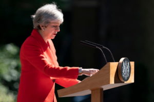 Premier Wielkiej Brytanii Theresa May zapowiedziała ustąpienie z funkcji przewodniczącej Partii Konserwatywnej. Będzie pełnić obowiązki premiera do czasu zakończenia procesu wyboru nowego lidera ugrupowania, co potrwa od czterech do sześciu tygodni, Londyn, 24.05.2019 r. (WILL OLIVER/PAP/EPA)