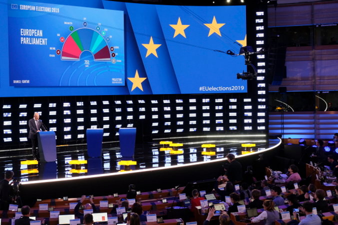 Pierwsze prognozy podziału miejsc w Parlamencie Europejskim na podstawie informacji z 11 krajów, wyświetlone w sali obrad Parlamentu Europejskiego przekształconej w gigantyczne studio telewizyjne w Brukseli, Belgia, 26.05.2019 r. (OLIVIER HOSLET/PAP/EPA)