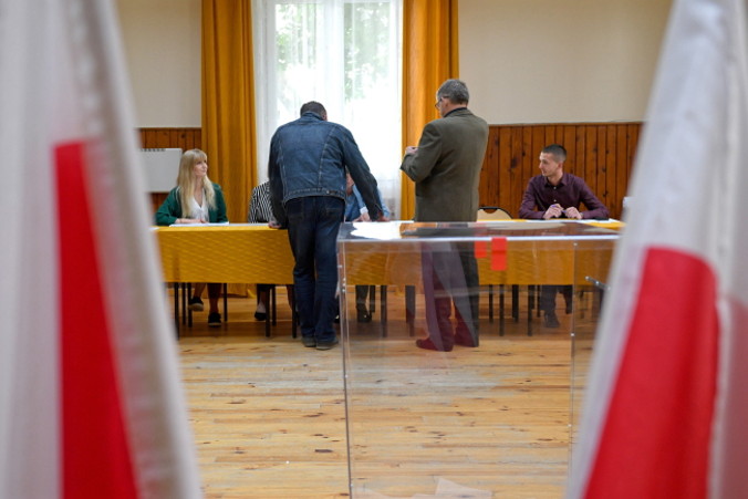 Głosowanie w lokalu wyborczym w gminie Krzywcza na Podkarpaciu, 26.05.2019 r. (Darek Delmanowicz / PAP)