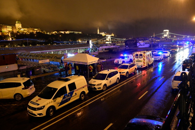 Służby ratunkowe zbierają się nad brzegiem rzeki po katastrofie statku turystycznego na Dunaju w Budapeszcie, 30.05.2019 r. (ZSOLT SZIGETVARY/PAP/EPA)