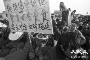 Studenci prowadzący strajk głodowy na placu Tiananmen w Pekinie proszą urzędników partii komunistycznej o przeprowadzenie rozmów, Chiny, czerwiec 1989 r. (Udostępnione przez Liu Jiana / The Epoch Times)