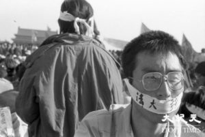 Student Chińskiego Uniwersytetu Nauk Politycznych i Prawa w trakcie strajku głodowego na placu Tiananmen w Pekinie, Chiny, czerwiec 1989 r. (Udostępnione przez Liu Jiana / The Epoch Times)