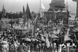 Protestujący w pobliżu Pomnika Bohaterów Ludu na placu Tiananmen w Pekinie, Chiny, czerwiec 1989 r. (Udostępnione przez Liu Jiana / The Epoch Times)