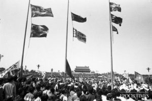 Scena z protestu w pobliżu Bramy Niebiańskiego Spokoju na placu Tiananmen w Pekinie, Chiny, czerwiec 1989 r. (Udostępnione przez Liu Jiana / The Epoch Times)