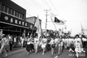 Studenci z Centralnej Akademii Sztuk Pięknych maszerują ulicą, popierając innych studentów, którzy protestują na placu Tiananmen w Pekinie, Chiny, czerwiec 1989 r. (Udostępnione przez Liu Jiana / The Epoch Times)