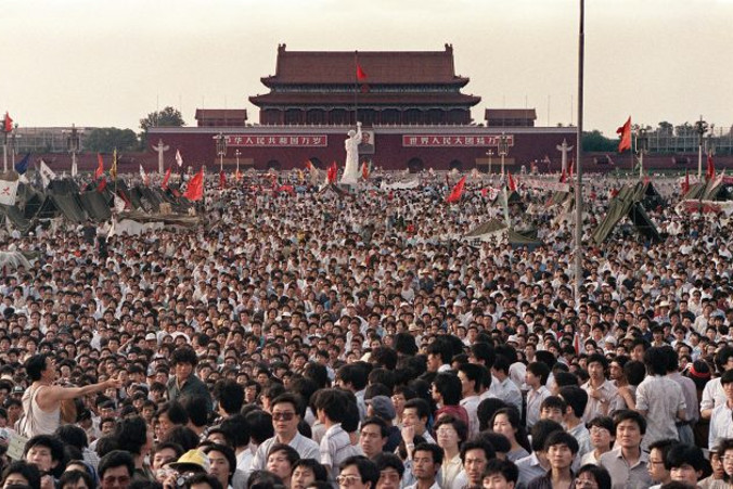Setki tysięcy Chińczyków zgromadziło się wokół repliki Statui Wolności, nazwanej Boginią Demokracji, na placu Tiananmen, domagając się demokracji pomimo stanu wojennego w Pekinie, 2.06.1989 r. (Catherine Henriette/AFP/Getty Images)