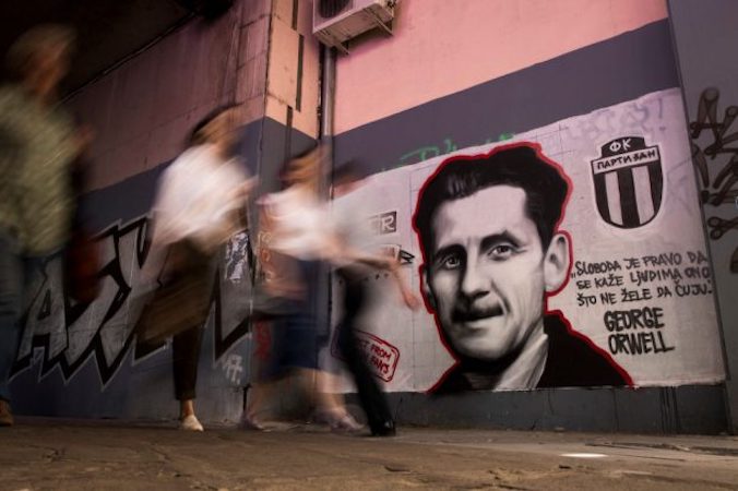 Ludzie mijają mural przedstawiający brytyjskiego pisarza George’a Orwella oraz cytat „Wolność jest prawem do mówienia ludziom tego, czego nie chcą słyszeć”, Belgrad, 8.05.2018 r. (OLIVER BUNIC/AFP/Getty Images)