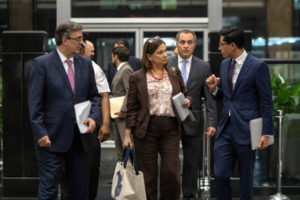 Zdjęcie z materiałów informacyjnych udostępnionych przez rezydencje przedstawia ministra spraw zagranicznych Meksyku Marcelo Ebrarda (po lewej), któremu towarzyszą ambasador Meksyku w Stanach Zjednoczonych Martha Bárcena (pośrodku) i rzecznik meksykańskiego MSZ Roberto Velasco (po prawej), po spotkaniu z negocjatorami z USA, Mexico City, Meksyk, 7.06.2019 r. (HANDOUT/PAP/EPA)