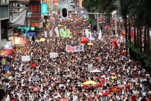 Protestujący wyszli na ulice Hongkongu w proteście przeciwko projektowi ustawy zezwalającej na ekstradycję, 9.06.2019 r. (Song Bilong / The Epoch Times)