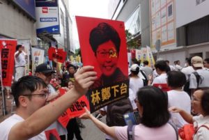Protestujący trzyma plakat z napisem „Carrie Lam podaj się do dymisji”, Hongkong, 9.06.2019 r. (Yu Gang / The Epoch Times)