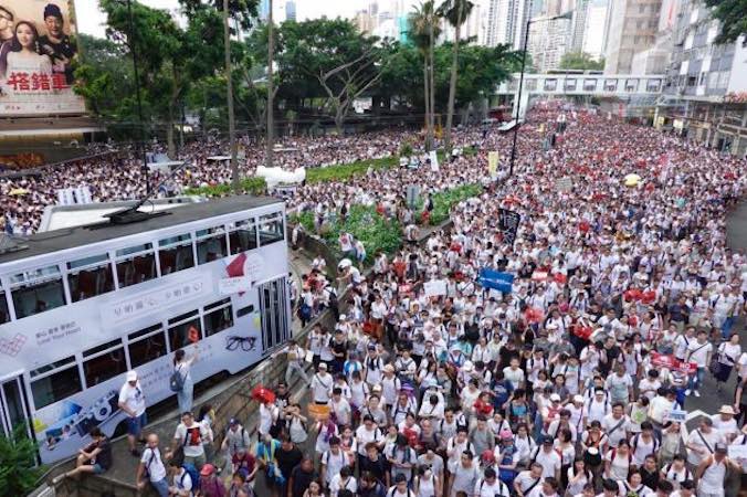 Setki tysięcy ludzi wyszło na ulice Hongkongu w proteście przeciwko proponowanej ustawie o ekstradycji, 9.06.2019 r. (Yu Gang / The Epoch Times)