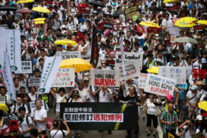 Ponad milion osób wyszło w niedzielę na ulice Hongkongu, by zaprotestować przeciwko projektowi zmian w prawie, umożliwiających przekazywanie podejrzanych władzom Chin kontynentalnych, Hongkong, 9.06.2019 r. (JEROME FAVRE/PAP/EPA)
