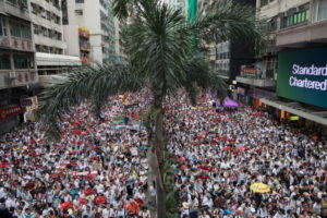 Protestujący biorą udział w marszu przeciwko poprawkom do ustawy ekstradycyjnej, Hongkong, 9.06.2019 r. (JEROME FAVRE/PAP/EPA)