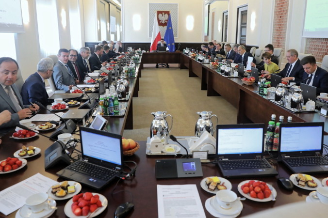 Premier Mateusz Morawiecki (pośrodku) i członkowie Rady Ministrów przed posiedzeniem rządu w KPRM w Warszawie, 11.06.2019 r. (Tomasz Gzell / PAP)