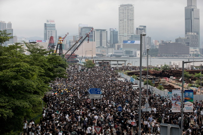 Protestujący biorą udział w wiecu przeciwko ustawie ekstradycyjnej na zewnątrz budynku Rady Legislacyjnej, Hongkong, 12.06.2019 r. Projekt ustawy, którego drugie czytanie ma się odbyć 12 czerwca, spotkał się z ogromnym sprzeciwem ze strony pandemokratów, sektora biznesu i społeczności międzynarodowej. Zmienione prawo pozwoliłoby na transfer uciekinierów do jurysdykcji, z którymi Hongkong nie ma podpisanych umów, w tym do Chin kontynentalnych. Krytycy ustawy wyrazili zaniepokojenie niesprawiedliwymi procesami i brakiem ochrony praw człowieka w Chinach kontynentalnych (JEROME FAVRE/PAP/EPA)
