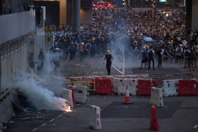 Policja użyła gazu łzawiącego wobec protestujących przeciwko ustawie ekstradycyjnej w pobliżu Rady Legislacyjnej w Hongkongu, 12.06.2019 r. (VERNON YUEN/PAP/EPA)