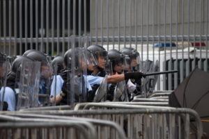 Policja w reakcji na protestujących podczas wiecu przeciwko ustawie ekstradycyjnej, okolice Rady Legislacyjnej w Hongkongu, 12.06.2019 r. (JEROME FAVRE/PAP/EPA)