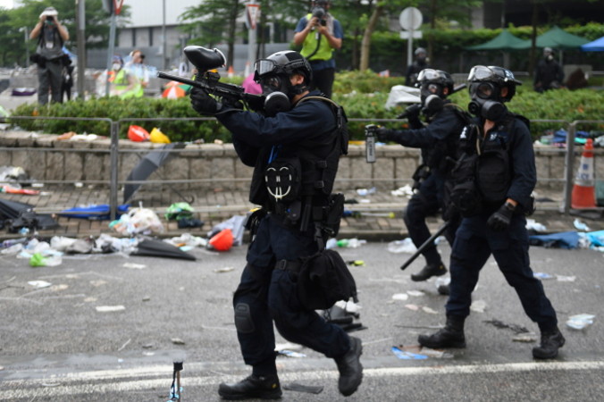 Policja używa gumowych kul wobec protestujących podczas wiecu przeciwko ustawie o ekstradycji, okolice siedziby Rady Legislacyjnej w Hongkongu, 12.06.2019 r. (VERNON YUEN/PAP/EPA)