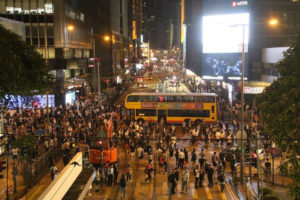Protestujący wycofali się na ulicę w pobliżu Centrum Finansowego Dalekiego Wschodu w Hongkongu, po tym jak policja wystrzeliła gaz łzawiący i gaz pieprzowy, aby rozproszyć tłum (Dennis Law / The Epoch Times)